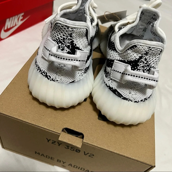 🆕 DS Yeezy Boost 350 V2 Zebra - Picture 2 of 6